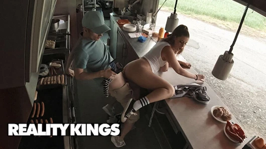 Azgın bayan lyne, Sam'in horozunu emer ve sonra onun etini sıkı amının içine alır - gerçeklik kralları