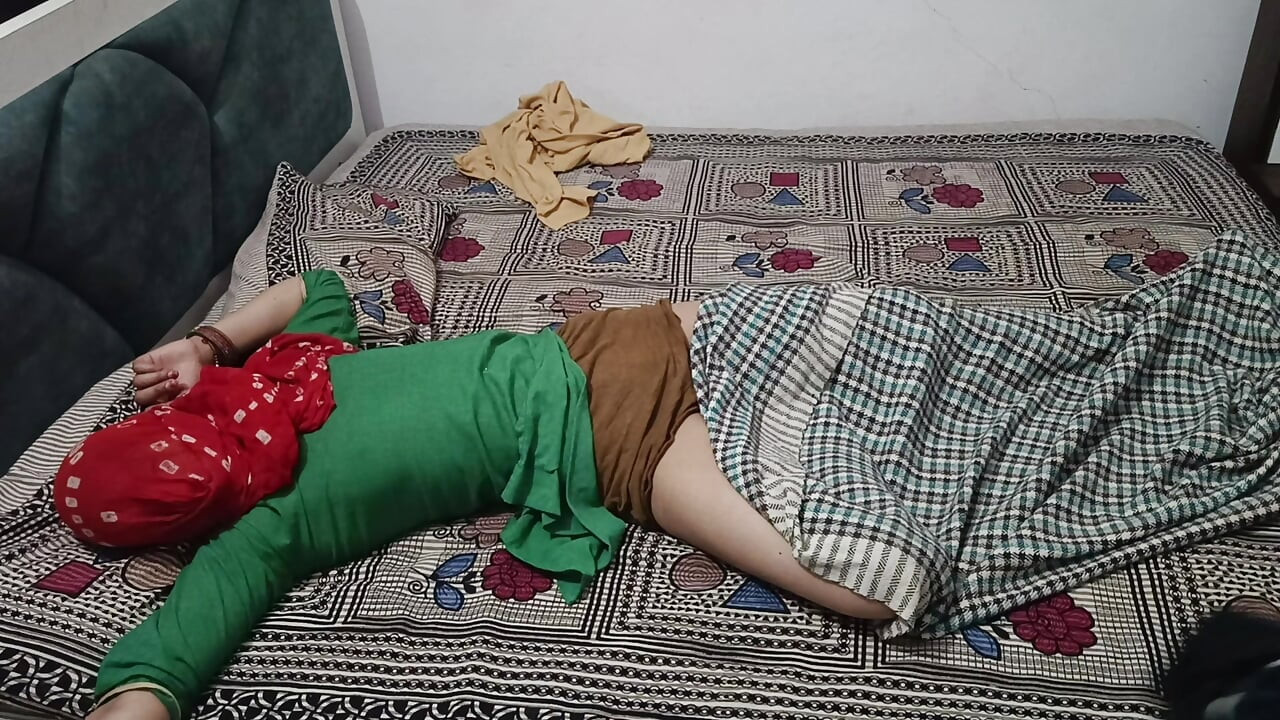 Hintli kız şalvar giyiyor ve arkadaşı videosunu öpüyor