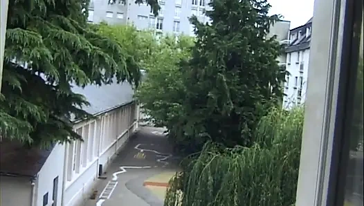 İri göğüslü olgun orta yaşlı seksi kadınlar vahşi grup oyununda teşhir ediyor ve parmaklıyor