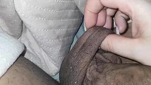 Lezzetli üvey anne yatakta harika üvey oğlunun yarağıyla mastürbasyon yapıyor