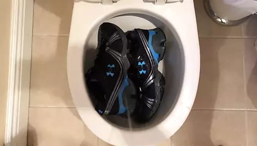 Zırh spor ayakkabı altında pissing