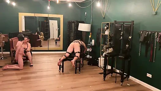 Baskın orta yaşlı seksi kadın fetiş zindanında itaatkarın götünü genişletiyor