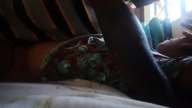 Seks oyuncağını kullanmayı seviyor