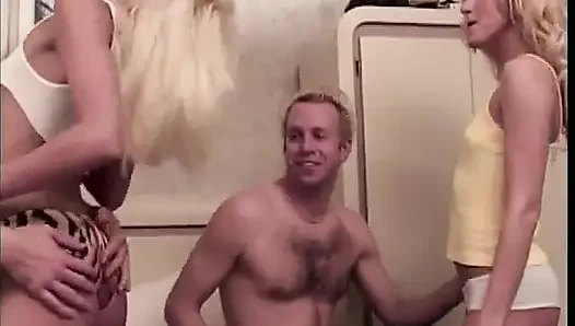 Üç deneyimli adam iki masum tatlıya cinsel eğitim dersleri veriyor