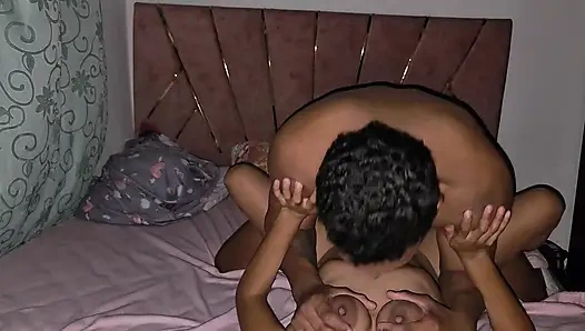 Oda arkadaşımı onun sıkı amına sokmak için uyandırdım