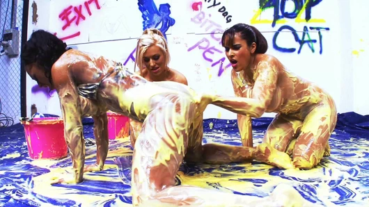 Büyük memeler büyük göt lezbiyen fahişeler orgazm ve eğlence için yağlı bir güreş üçlü seks partisi ile ıslak ve dağınık olsun