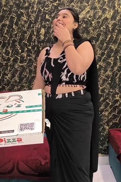 Pizzacı adam Hintli bayanı bedava pizza için sikiyor