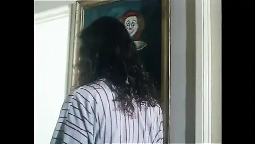 Sarışın azgın fahişe üvey erkek kardeşini baştan çıkarırken arkadaşı üvey erkek kardeşinin büyük yarağını emiyor