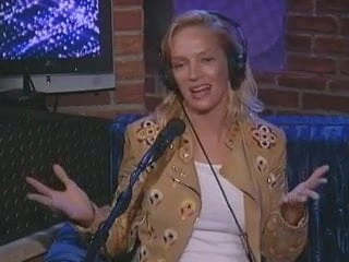 Howard stern uma thurman'ı baştan çıkarmaya çalışıyor, seks hayatıyla sohbet ediyor