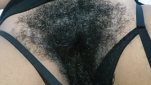 Orta yaşlı seksi kadın seksi paylaşırken orta yaşlı seksi kadın kıllı amcık