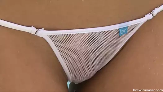 Çarpıcı beyaz mikro bikini alison içinde muhteşem esmer