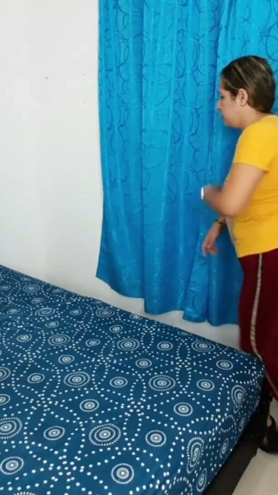 Onu ziyaret ederken üvey annemin arkadaşını sikeyim | Klip 1