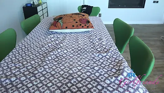 Bakış açısı juniper ren orgazm olmak için sikiliyor, bir kaseye işiyor, sigara içiyor sonra seni emiyor ve döl kaplı bir ayakla muameleyle bitiriyor.