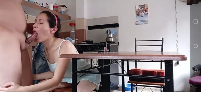 Üvey oğul sert yarağıyla çıplak yürüyor, üvey anne büyük götünü emiyor ve sağıyor.