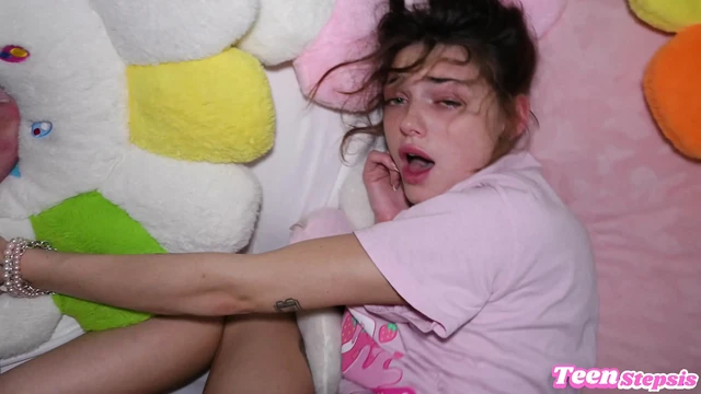 Фриковатая Lil Сводная сестренка дрочит ногами, фантастический праздник траха - Shrooms Q