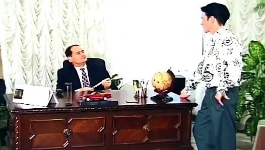 Kırmızı elbiseli esmer masa ve bilardo masasında sikiliyor