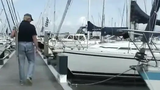 Büyük memeli orta yaşlı seksi kadın teknede götten sikiliyor