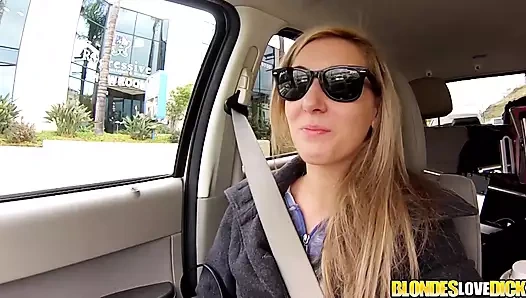 Küçük memeli sarışın Lilly Banks sikiliyor