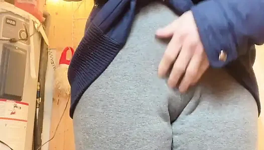 Hana Mutfakta Yemek Pişiriyor, Sonra Tuvalete Işemesi Gerekiyor