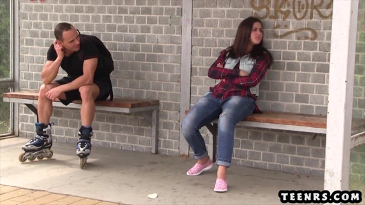 Tekerlekli paten hırsızı derin boğaz ve lanet tarafından polisten kaçar