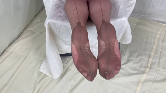 Bayan olgun ayaklar 1960'ların klasik çoraplarını gösteriyor ve amıyla oynuyor