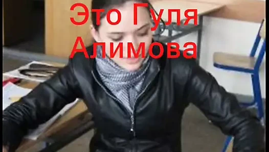 Topuklu çizmeli olanla ayaklar altında çiğnemek