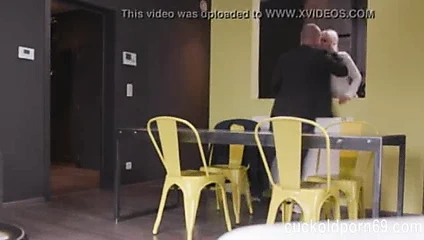 Karının sıkı deliğinde sert bir vurmaya ihtiyacı var