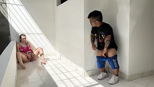 Heyecan verici bir inleme duyuyorum ve seksi üvey kız kardeşimin mastürbasyon yaparken azdığımı görüyorum ve boynuzlarını indirmeye karar veriyorum