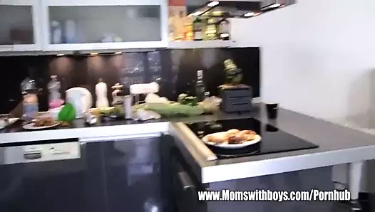 Üvey anne tembel adım oğlu anal talepler ve alır o