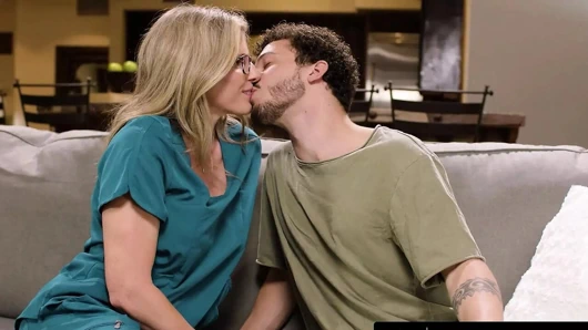 Annenin oğlu - hemşire orta yaşlı seksi kadın Cory Chase üvey oğluna prezervatif kullanmayı öğretti, şimdi onu çıkarmasını istiyor