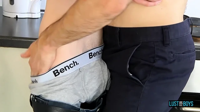 Lustforboys Dolan Wolf Aaron Auroras ile sikişiyor ve sonra kırmızı dudaklarını sikiyor