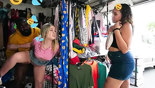 Reality kings - Lola Cheeks göğüslerini gösteriyor ve sonunda rıhtımda sikiliyor
