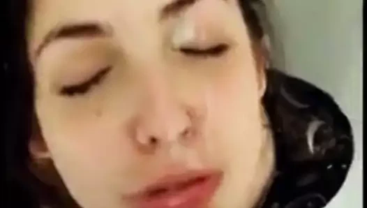 uruguay'dan Naomi büyük bir yüz patlaması alıyor