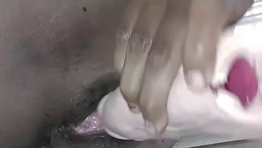 Hintli kız Niyyamaria seks oyuncağını kullanıyor ve erkek arkadaşıyla kadının dölünü parmaklıyor