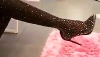 Seksi kız seksi çorap koyar