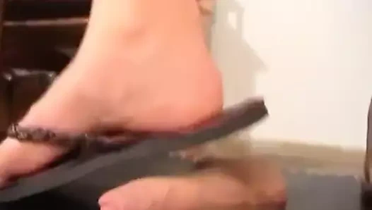 Facebusting-ilary'nin roma sandaletleri topları eziyor