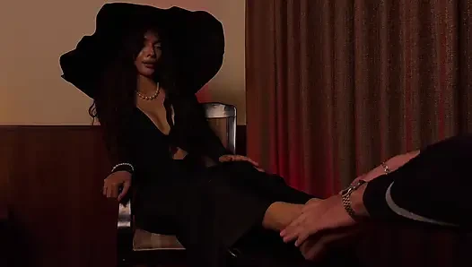 Annemin Seksi Evli Arkadaşı Bekaretimi Aldı Ve Boşalmamı Istedi