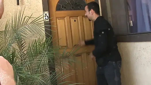 Yaramaz memeli sahne 3_sexy sarışın evli kadın evde yalnız bırakıldığında bir yarağın tadını çıkarıyor