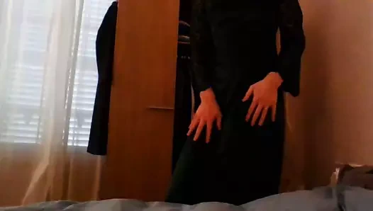 Seksi crossdresser oda arkadaşı balo elbise çalmak