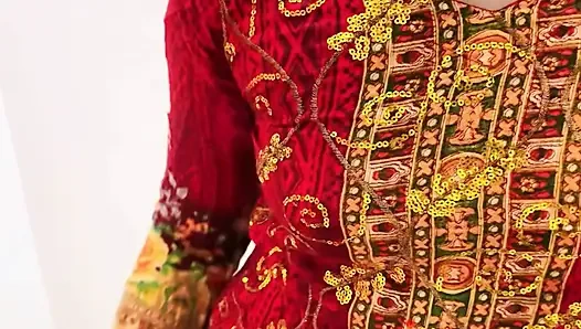 Karısı evde yokken çalışan kız amcığını sikiyor