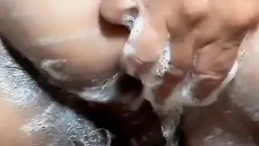 Banyo deneyimimi geliştirmek için amıma ve götüme sokmak için birkaç sıradışı nesne kullanarak duş