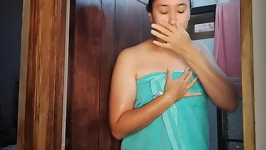 Bir teyzenin evinin banyosunda jets'e geliyorum ve neredeyse beni yakalıyor