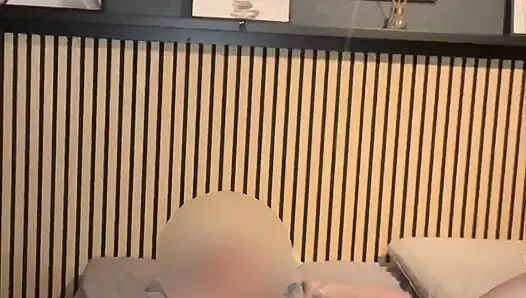 Evde yalnızken ve yapay penisinle oynamak istediğinde.