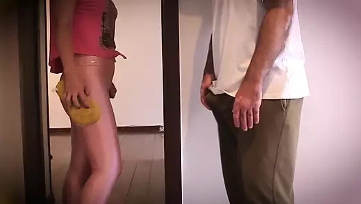 Evli kadın kocası sokağa çıktığında ressama sakso çekiyor.