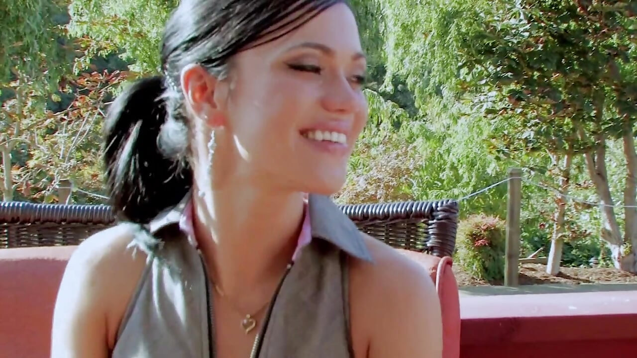 İki güzel lezbiyen amcık yalamanın ve dildo sikişinin tadını çıkarıyor