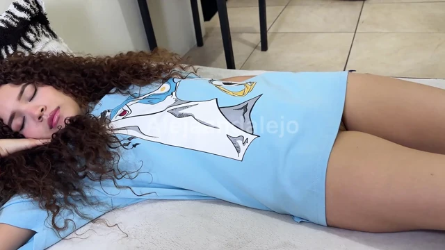 Latin üvey kız kardeş yatakta külot giymeyi unuttu - alejaandalejo