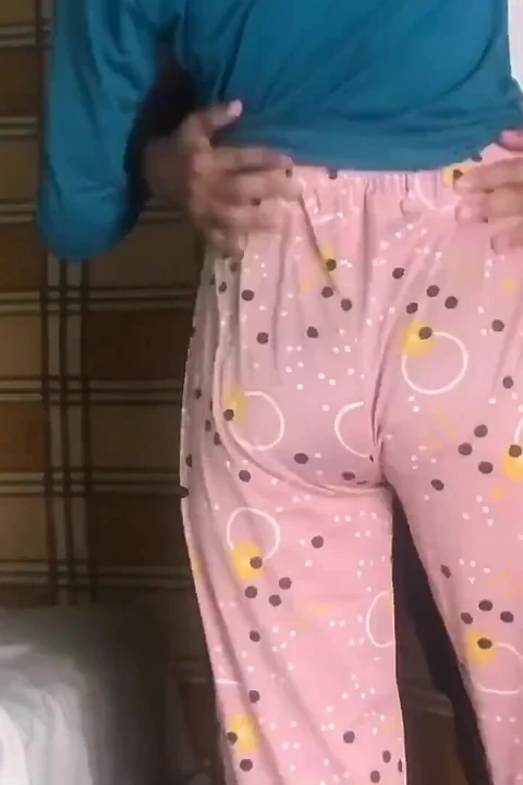 Современная девушка из Дели получает горячую трах-сессию с прислугой