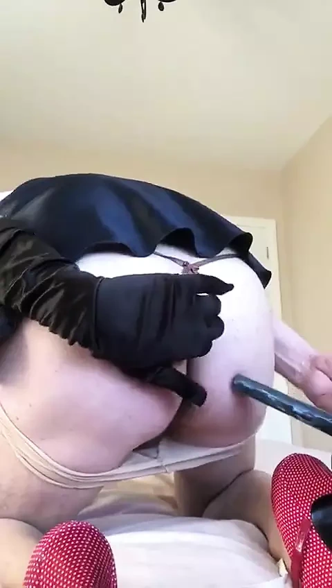 Cindy yarak için eğiliyor