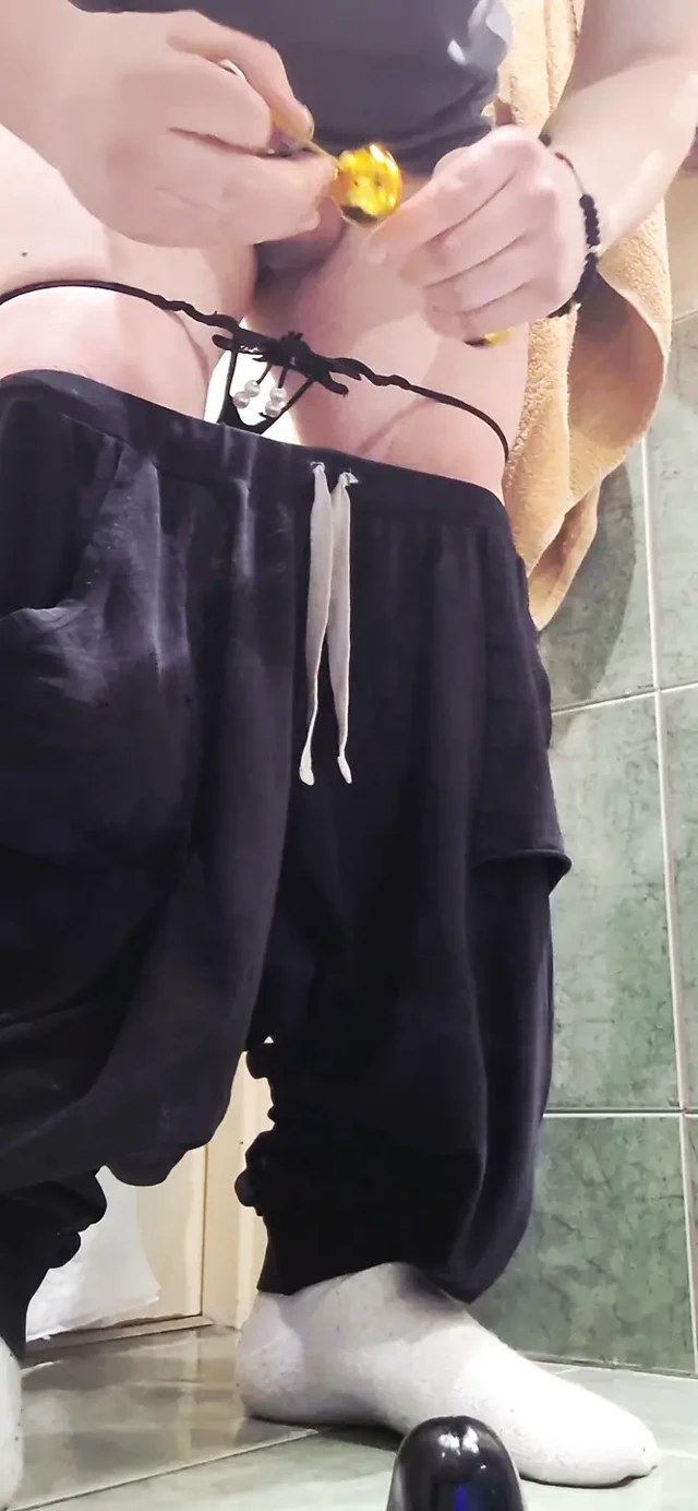 Karısı yakalayabildiği için kocası hızlı bir şekilde batmak için mastürbasyon yapıyor