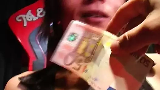 İnce ve eski Alman bayan dildoing ona nemli kedi ile ona oyuncak